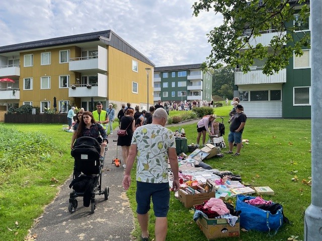 Männsikor som är på loppis på Karlslättvägen